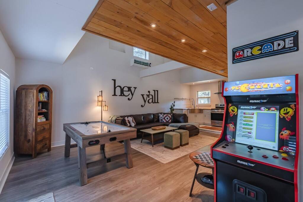 Holiday home Pool! Games! Dogs! Space!