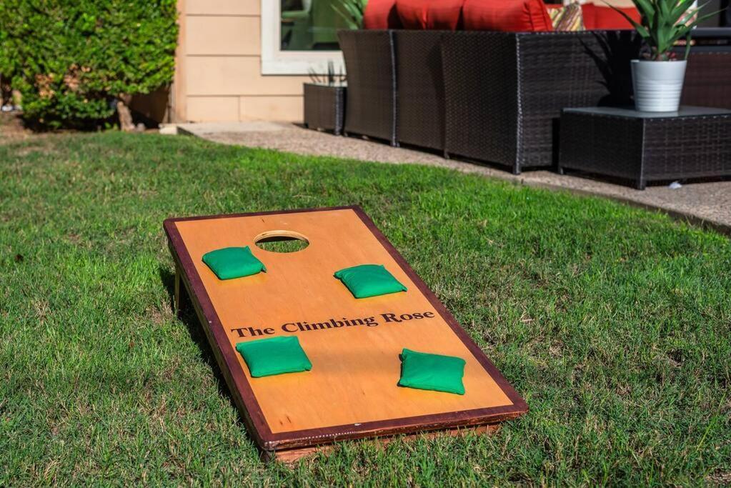 Holiday home Pool! Games! Dogs! Space! *